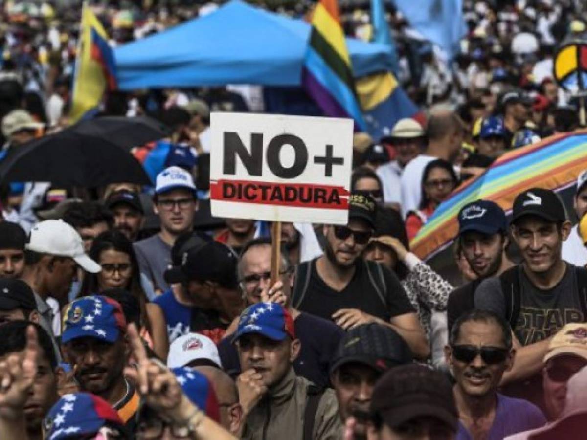 Arrecia la violencia en protestas contra Nicolás Maduro