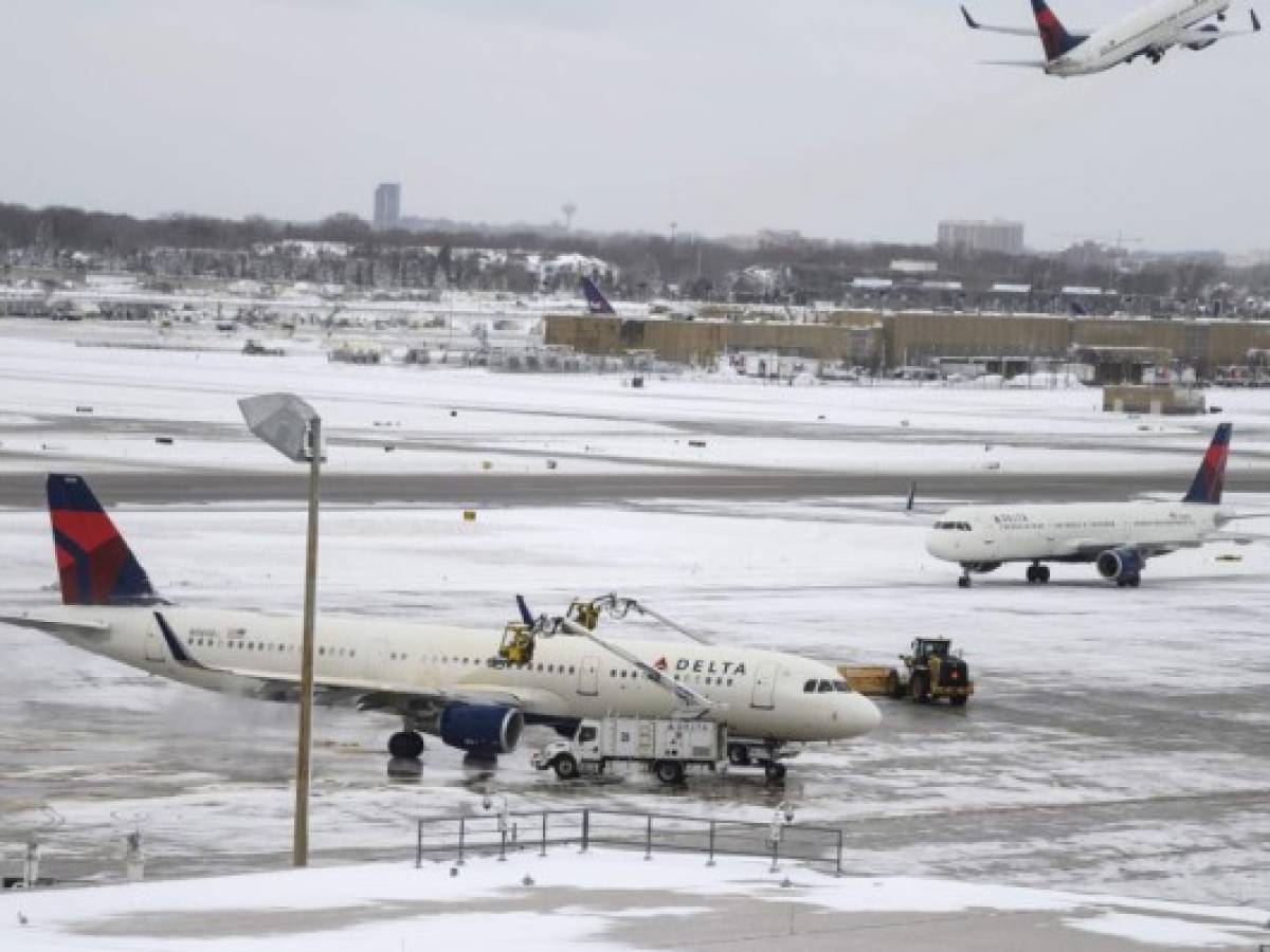 EEUU: La nieve paraliza el tráfico aéreo el Día de Acción de Gracias