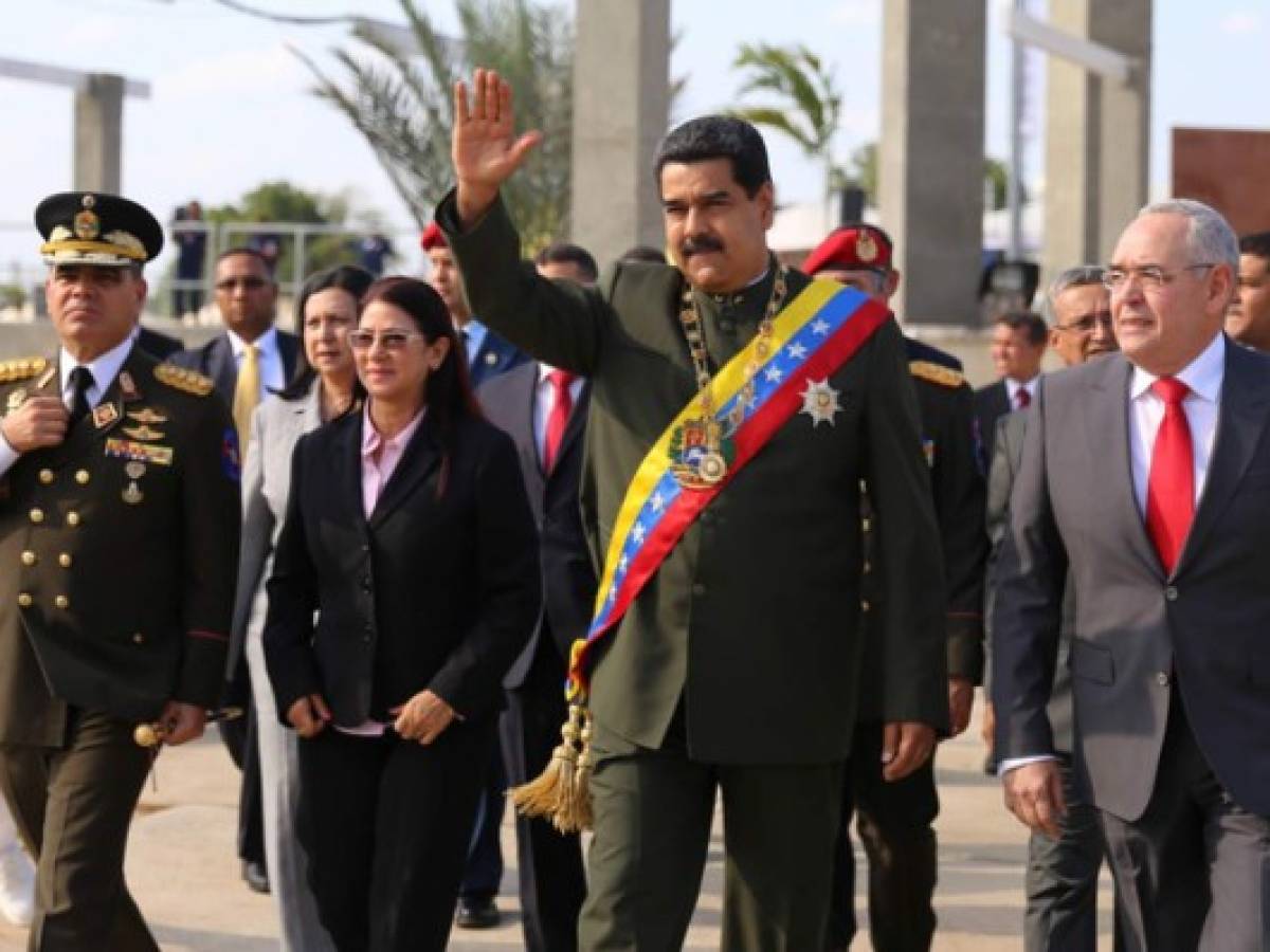 Venezuela: Arrojan objetos a Nicolás Maduro durante desfile militar