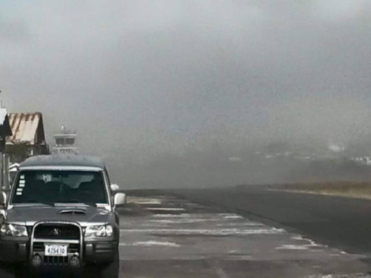 Costa Rica cierra aeropuerto por erupción volcánica