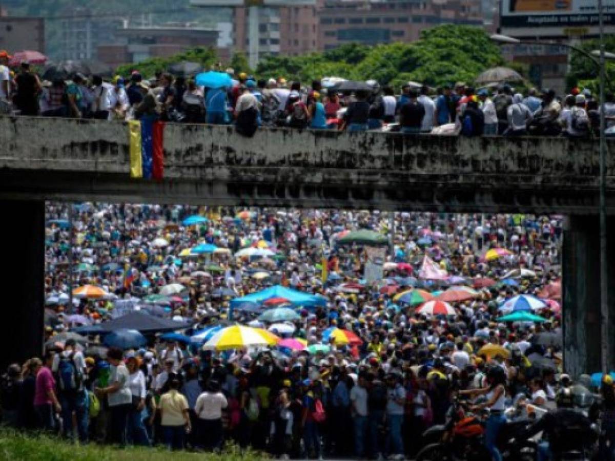 Arrecia la violencia en protestas contra Nicolás Maduro