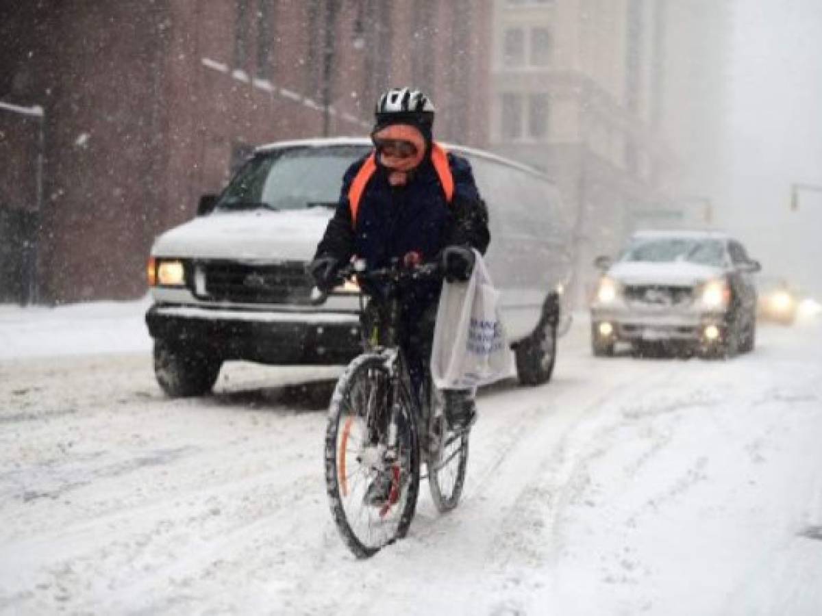 NEW YORK, NY - JANUARY 04: A cyclist makes his way through the snow on January 4, 2018 in New York, New York. A major winter storm hit the East Coast bringing snow and frigid temperatures, New York City is under a winter storm warning and forecasts are calling for six to eight inches of snow. Theo Wargo/Getty Images/AFP