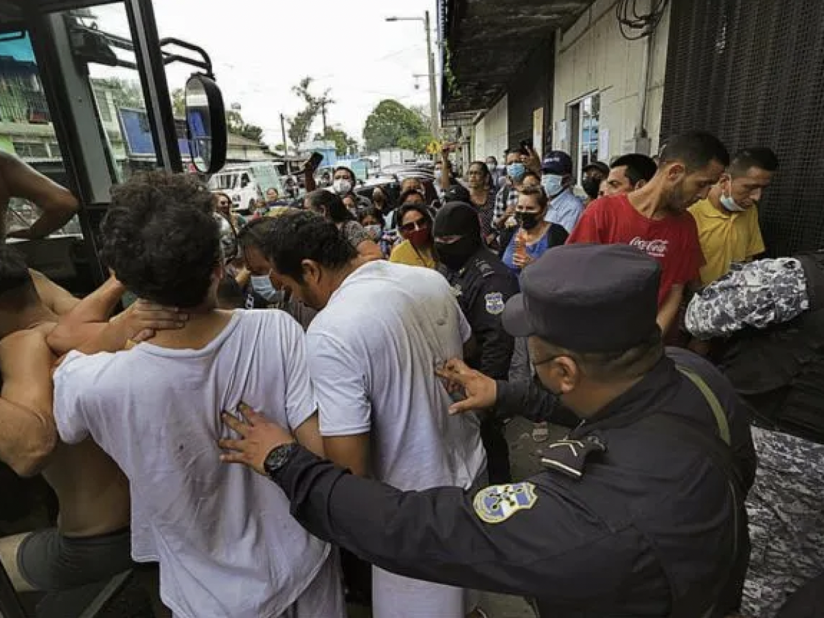 El Salvador: 7 de cada 10 detenidos en régimen de excepción son jóvenes