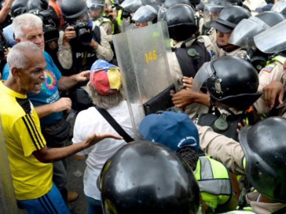 Venezuela: Policía dispersa 'marcha de los abuelos' con gas pimienta