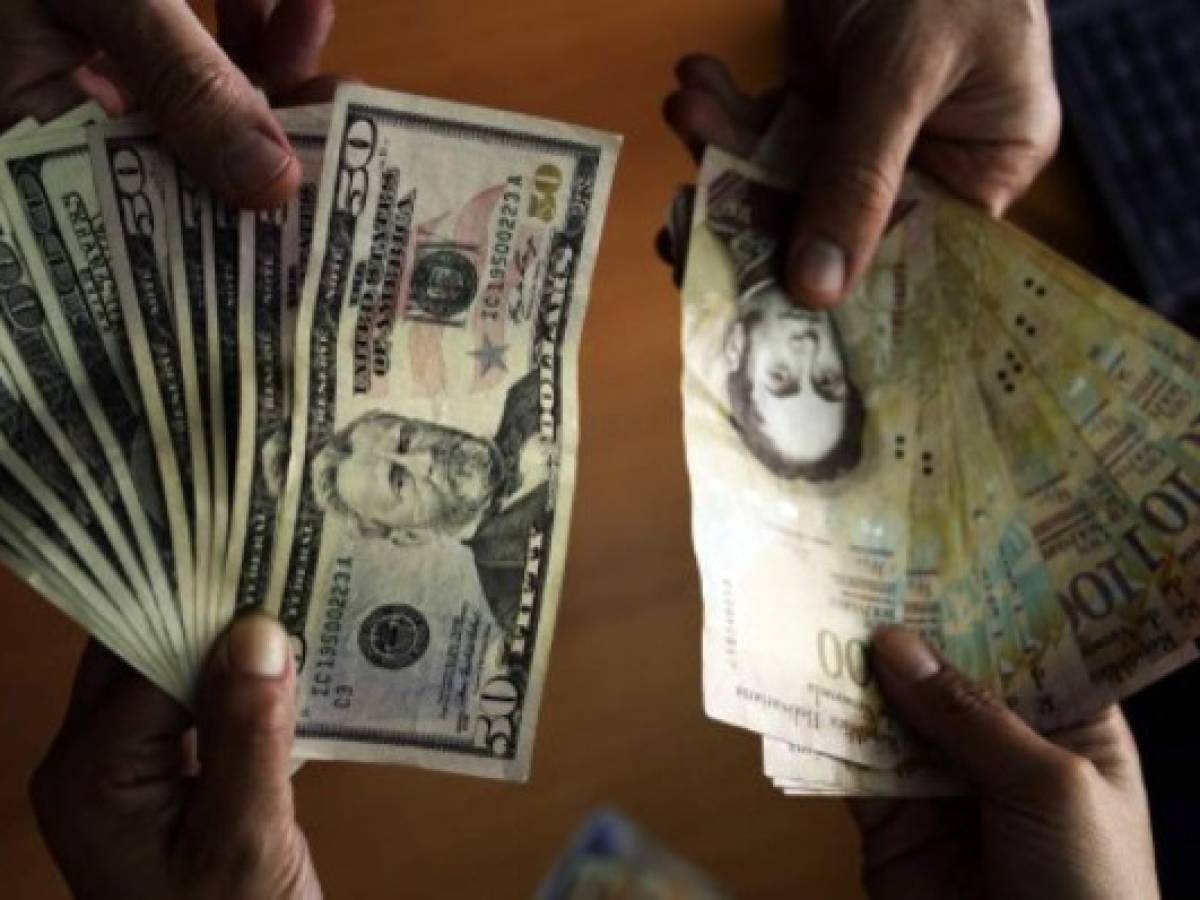 Venezuela: El bolivar se devalua en 64,13%