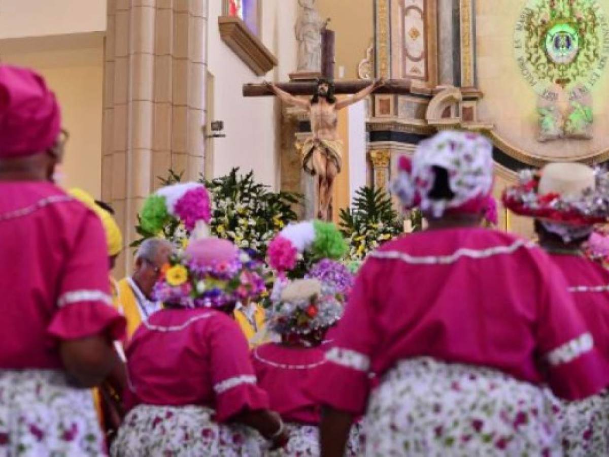 Faithfuls pray at the Basilica of Suyapa in Tegucigalpa, on February 1, 2020, on the 273rd anniversary of the finding of the statue of the Virgin of Suyapa, the patron saint of Honduras. (Photo by ORLANDO SIERRA / AFP)