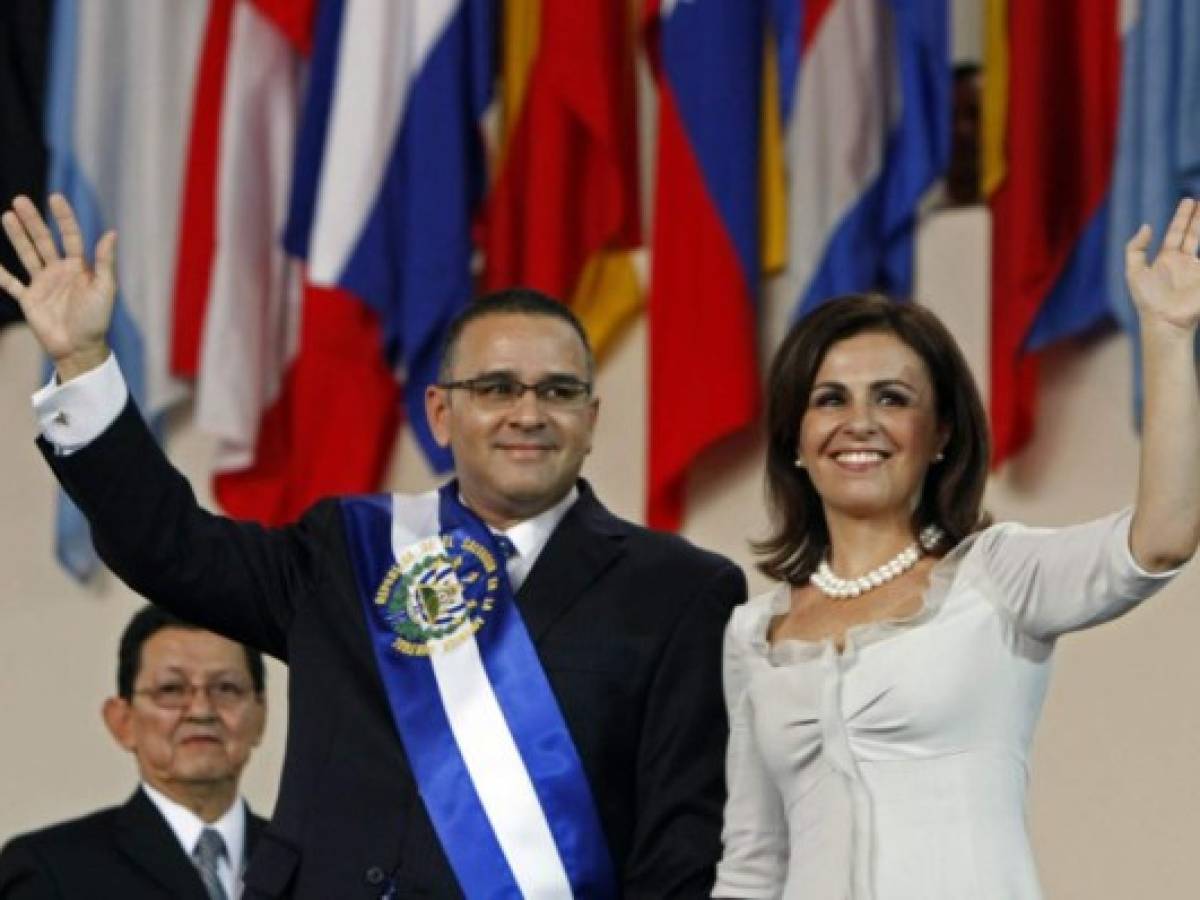 New Salvadorean President Mauricio Funes and his wife Vanda Pignato wave after his inauguration ceremony in San Salvador on June 1, 2009. In his first act as new president, Funes, the first leftist leader elected here in 20 years, said he was restoring full diplomatic relations with Cuba broken since the Cuban revolution 50 years ago. AFP PHOTO/POOL/Luis Romero / AFP PHOTO / POOL / LUIS ROMERO