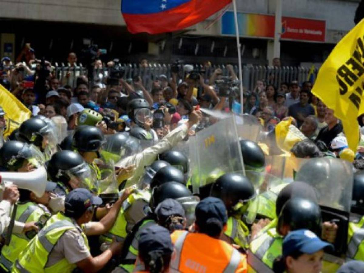 Oposición venezolana exige se devuelvan potestades al Parlamento