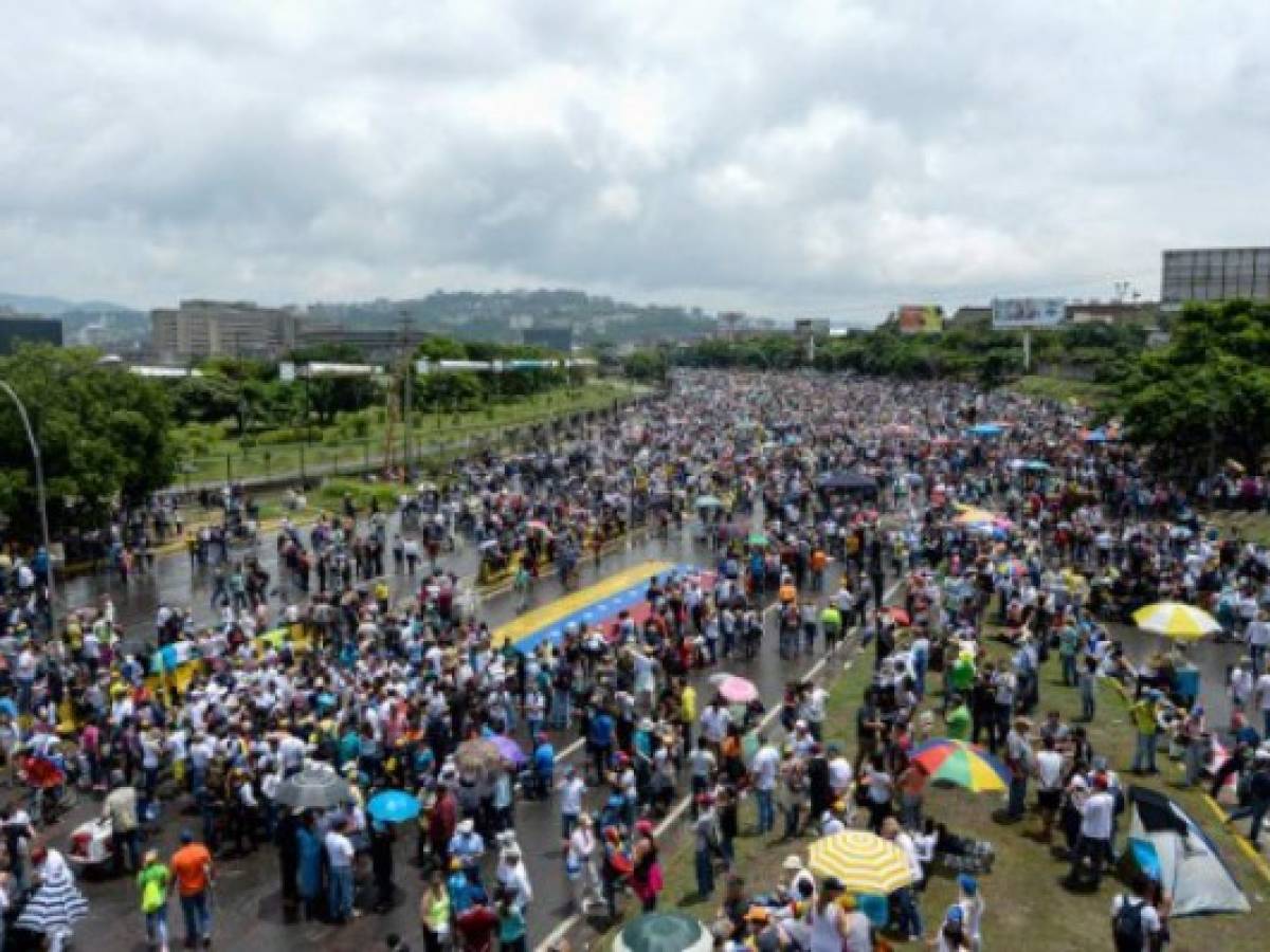 Arrecia la violencia en protestas contra Nicolás Maduro