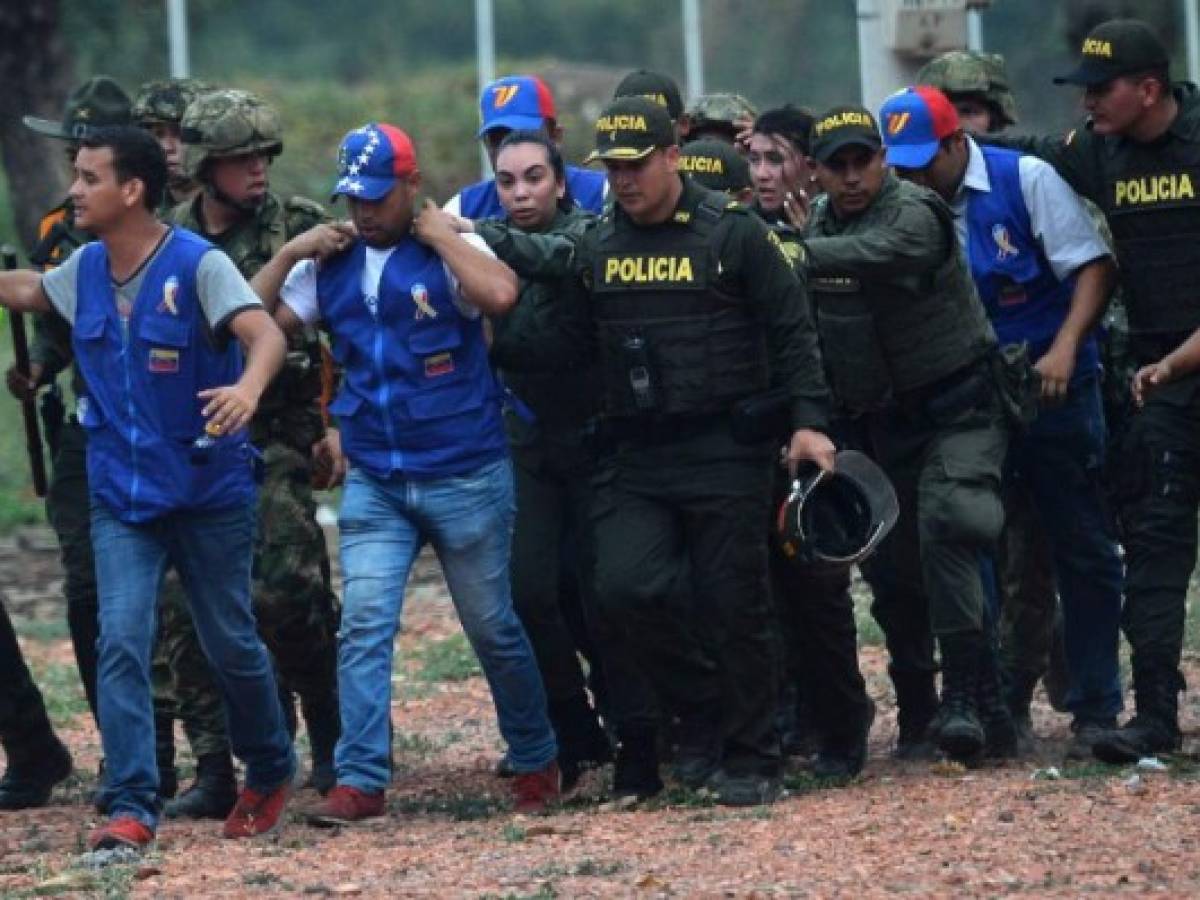 Venezuela: Represión, deserciones y ayuda detenida en frontera