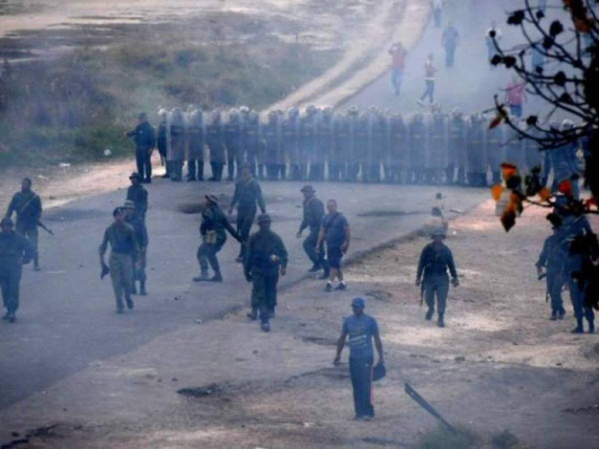 Policías antidisturbios se colocan en la línea fronteriza de Pacaraima (Brasil) y Venezuela, en los eventos de violencia que ocurrieron el sábado.