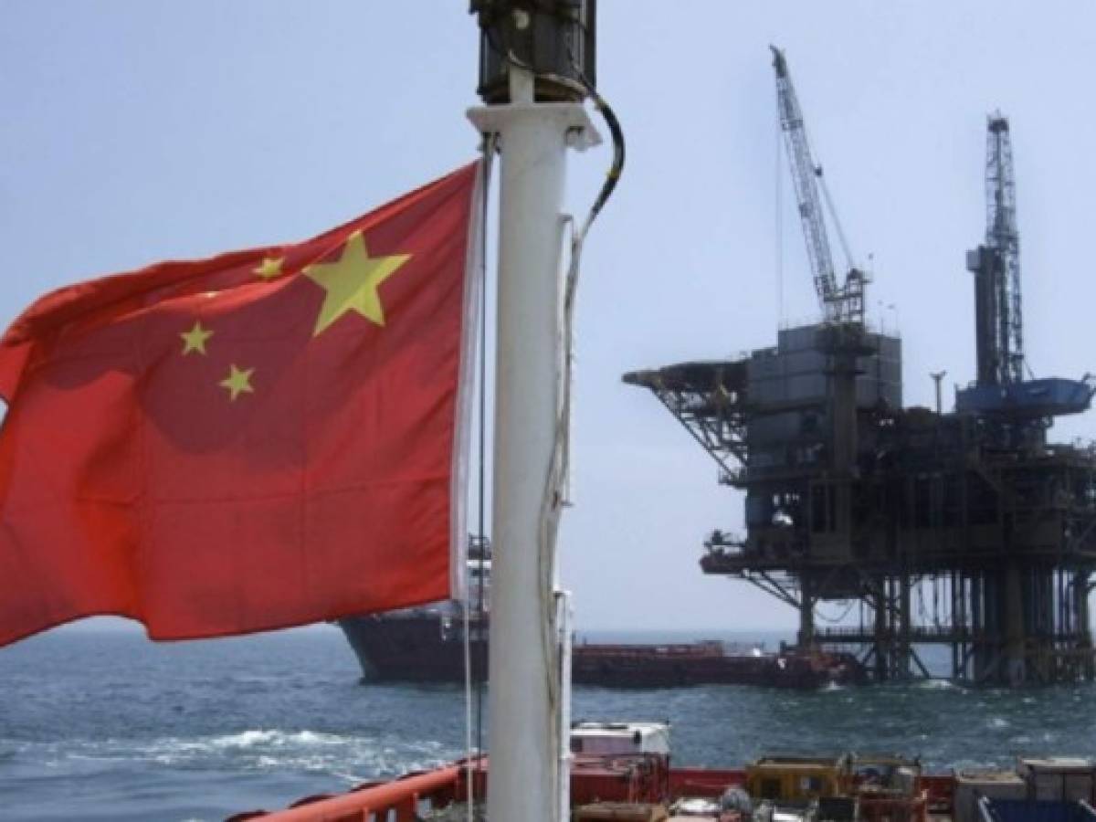 China hunde al petróleo en su nivel más bajo desde 2003, por debajo de US$32