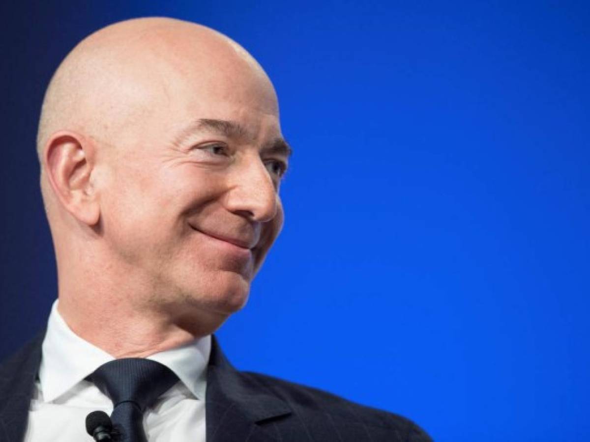 Jeff Bezos se aferra al título de la persona más rica del mundo