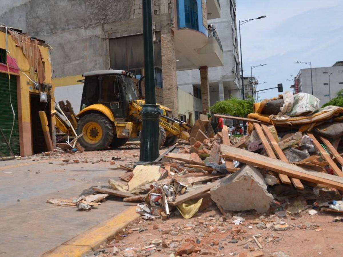 Ecuador declara emergencia en más de la mitad del país por lluvias y sismo