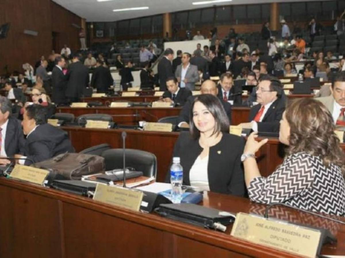 Honduras: Prohiben minifaldas y escotes a diputadas