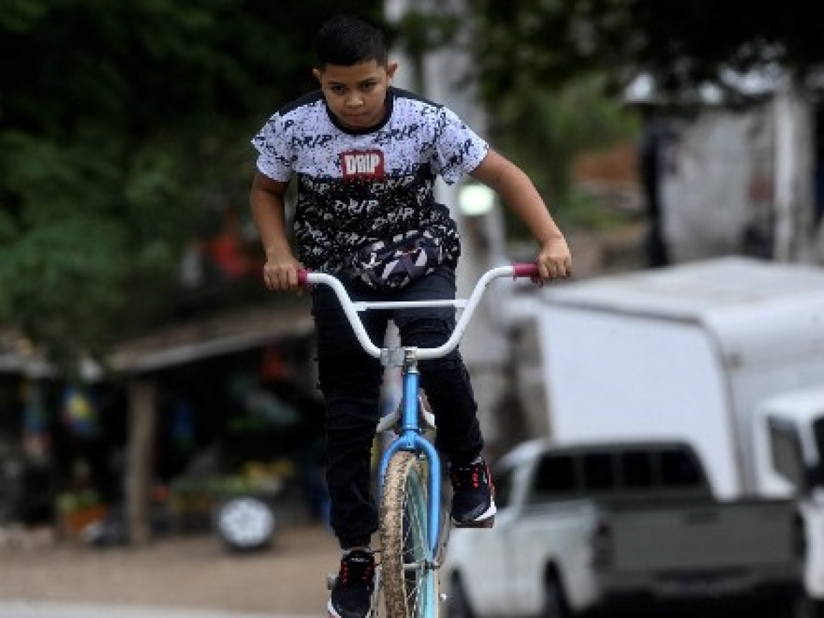 Con manos y tijera, un niño hondureño se forja su futuro