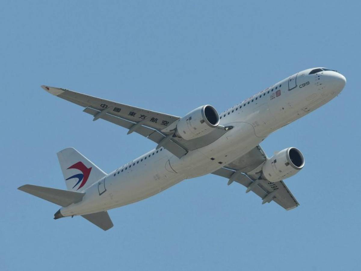 Primer avión de pasajeros producido por China realizó su vuelo inaugural