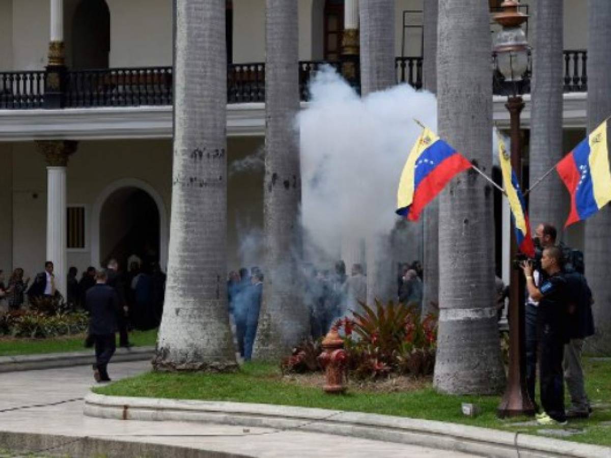 Seguidores del Gobierno de Venezuela hieren a tres diputados en el Congreso