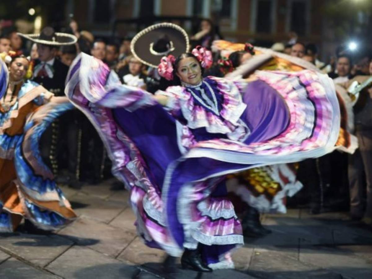 Cientos de mariachis dan serenata masiva en Plaza Garibaldi para reactivar turismo