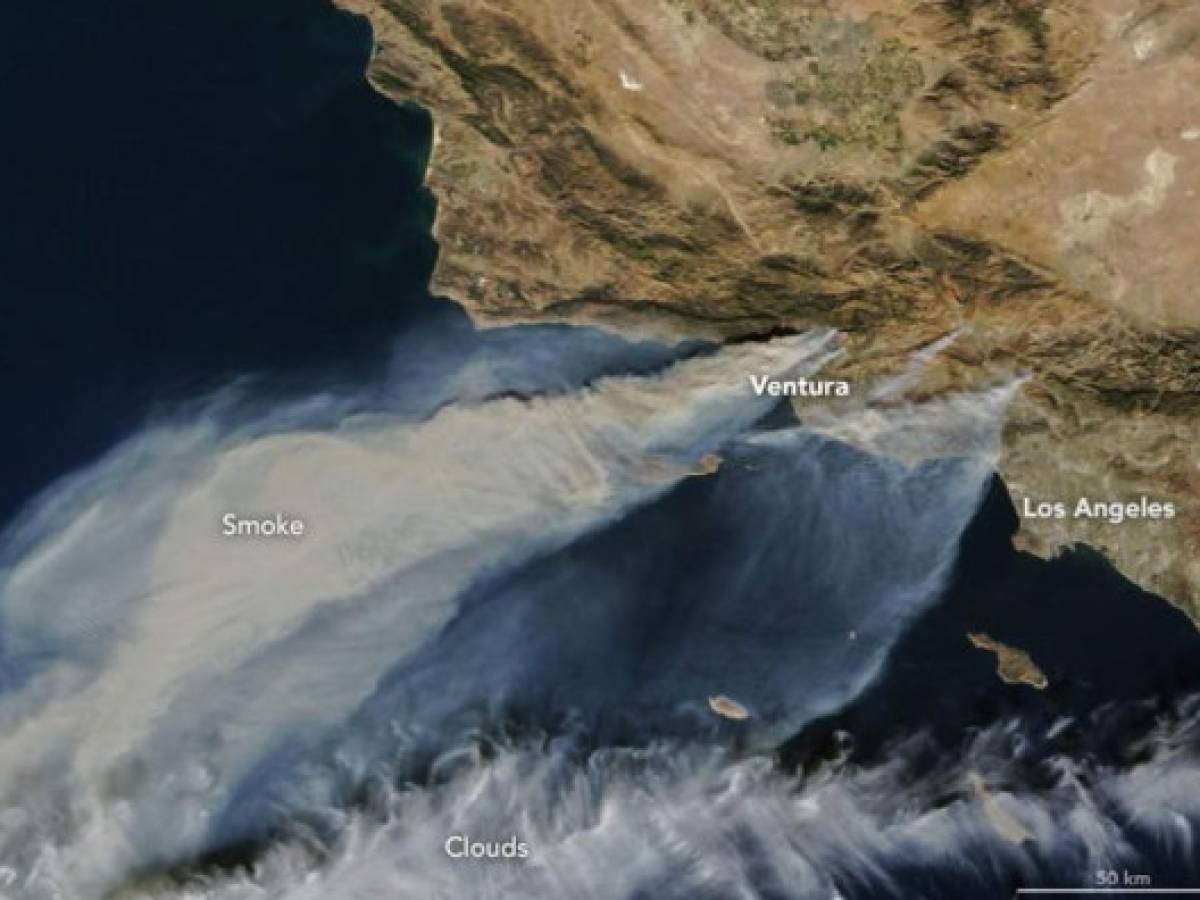 Cuatro incendios amenazan a 15.000 viviendas en el sur de California