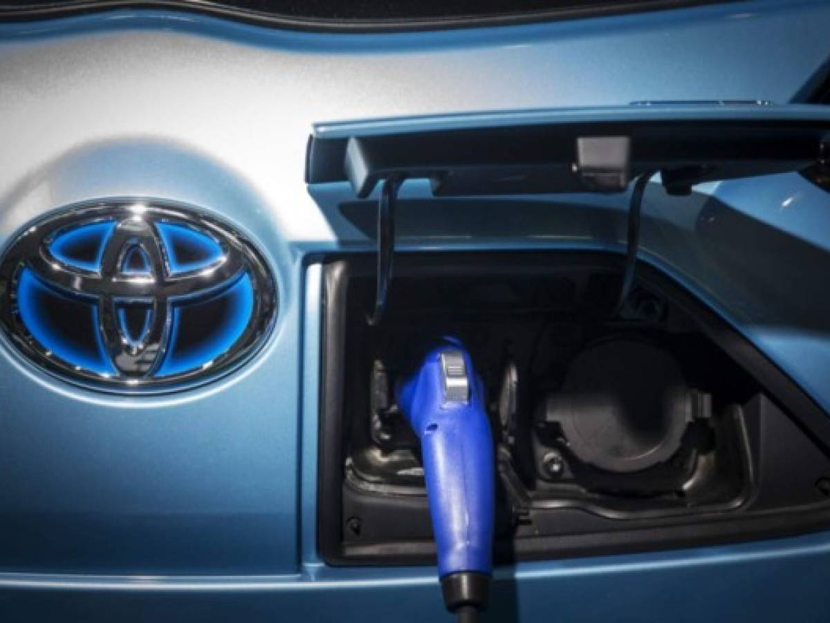Toyota en 2030: 50% sus ventas autos híbridos y eléctricos