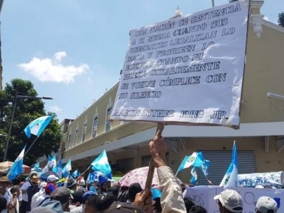 Guatemala: Los indignados copan calles y plazas en protesta anticorrupción
