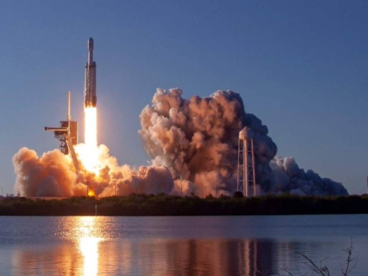 SpaceX logra su primera misión comercial con un cohete Falcon Heavy