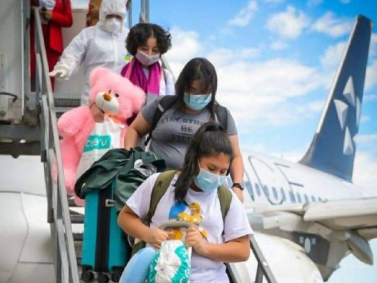 El Salvador: Llegan becarias evacuadas de China tras concluir cuarentena