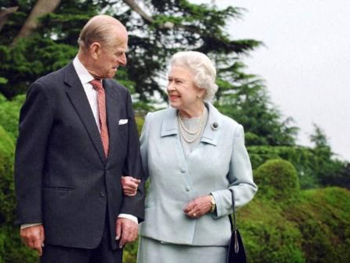 (ARCHIVOS) En esta foto de archivo publicada el 18 de noviembre de 2007, la reina Isabel II de Gran Bretaña y su esposo, el duque de Edimburgo, caminan en Broadlands, Hampshire, a principios de año. (Foto de Fiona HANSON / PISCINA / AFP)