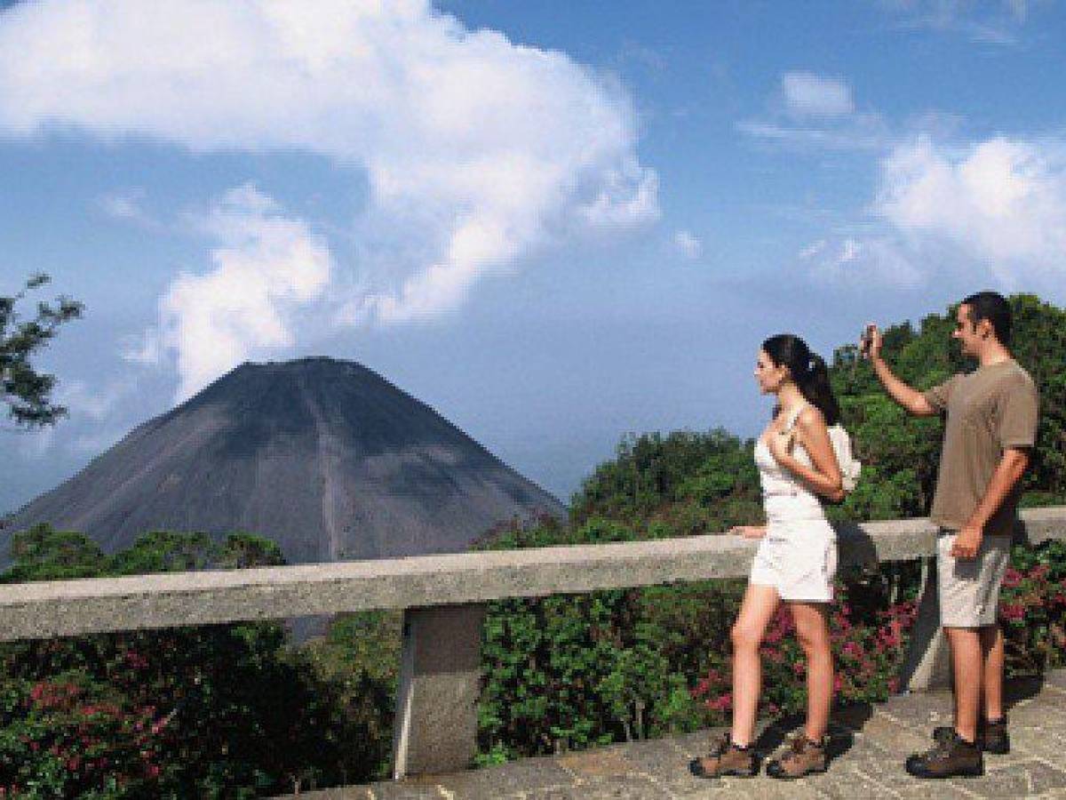 OMT: El Salvador lidera recuperación del turismo centroamericano