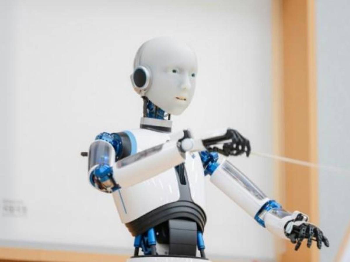 Un robot director de orquesta lleva la batuta en un concierto en Corea del Sur
