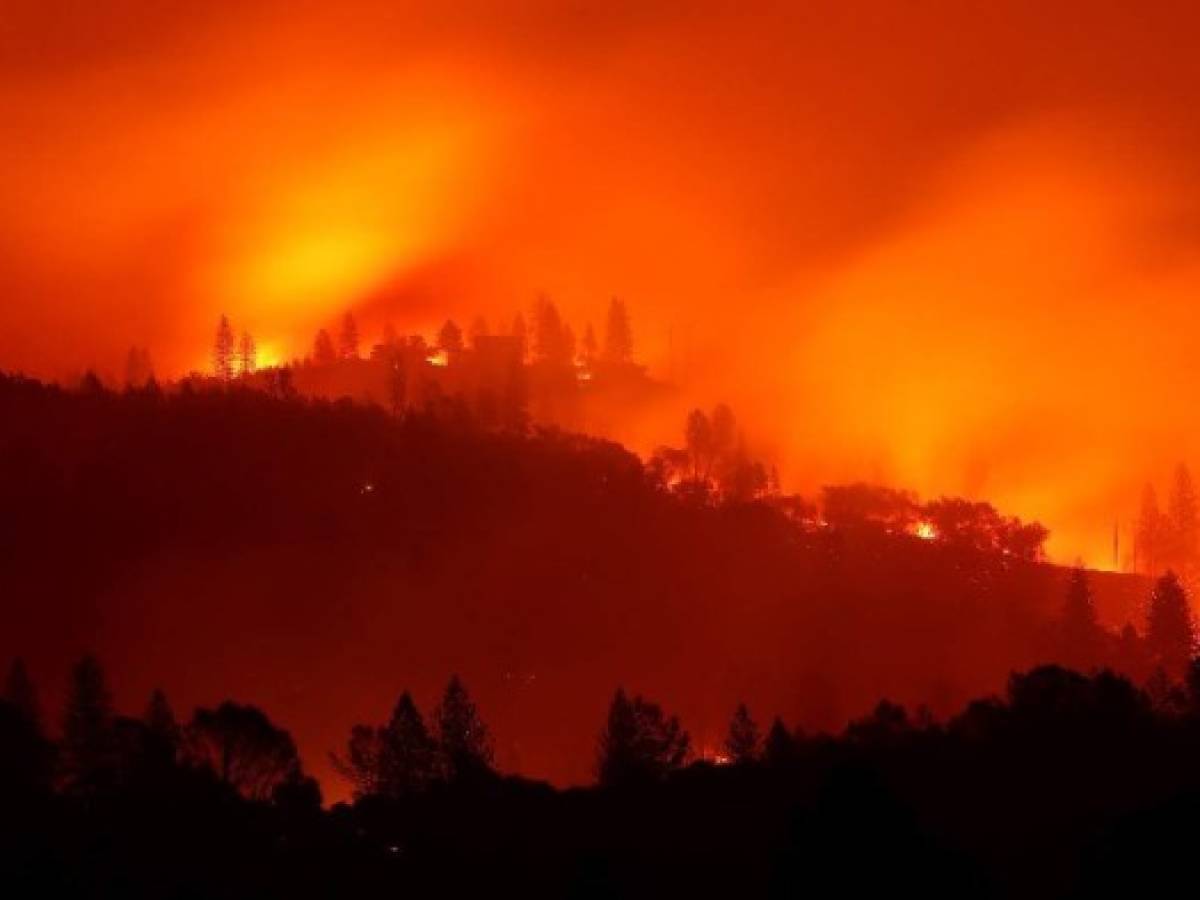 Incendios que arrasan California dejan 23 muertos