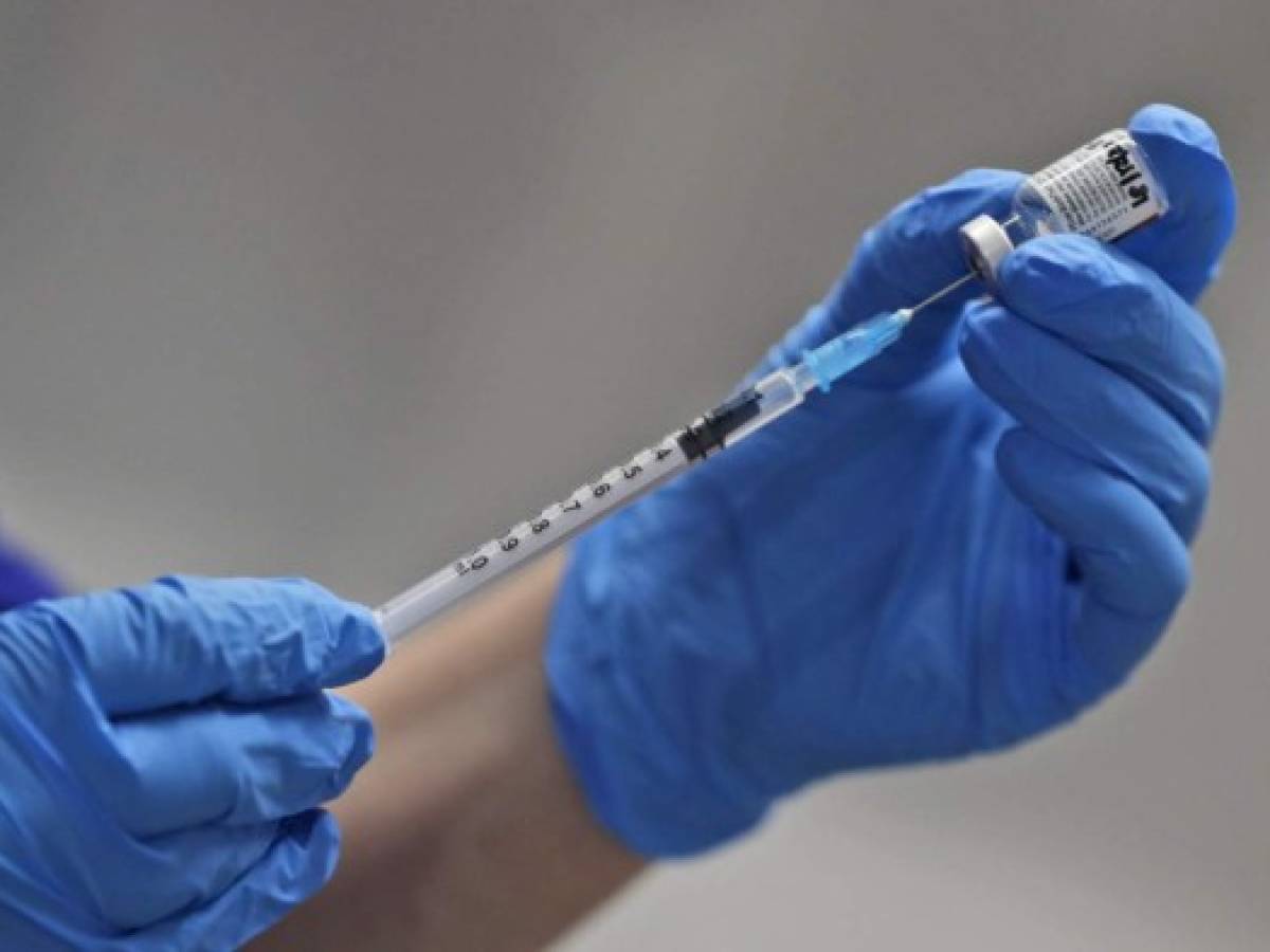 Estudio: Dosis de vacuna anticovid reduce casi 50% la transmisión en el hogar