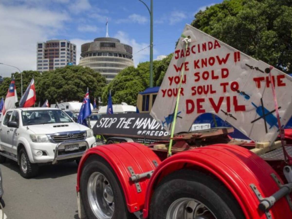 Protestan en Nueva Zelanda contra restricciones y vacunación por COVID-19