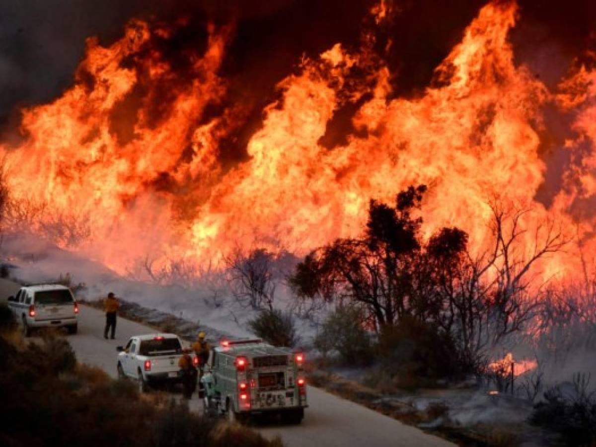 El gobernador de California declara la emergencia estatal por los incendios