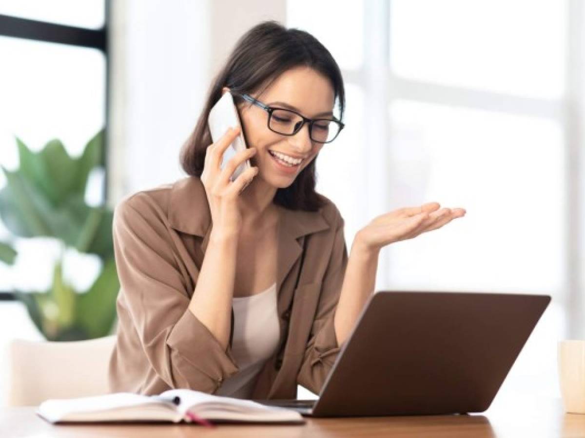 Despedida por usar el teléfono de la empresa para hablar con compañeros en el trabajo