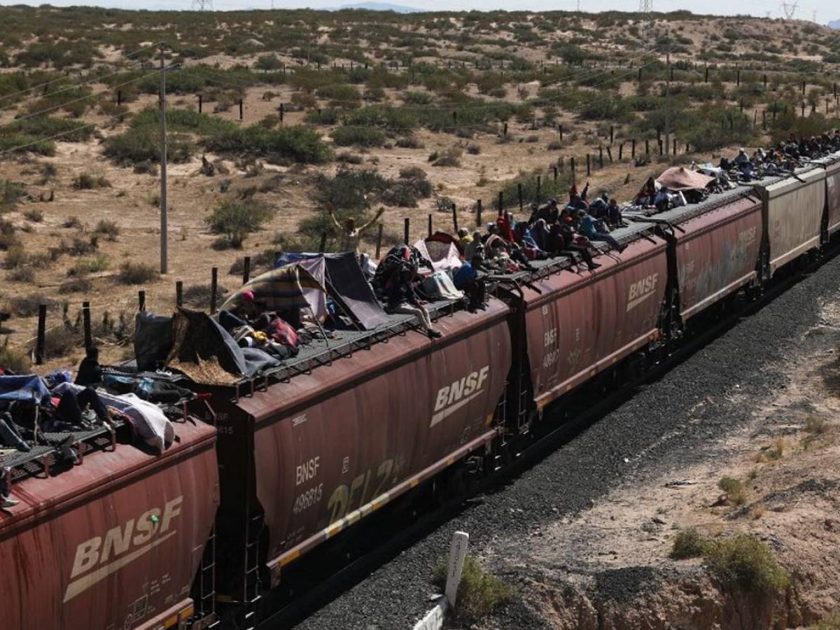 Más de un millar de migrantes arriban en tren a la frontera con EEUU