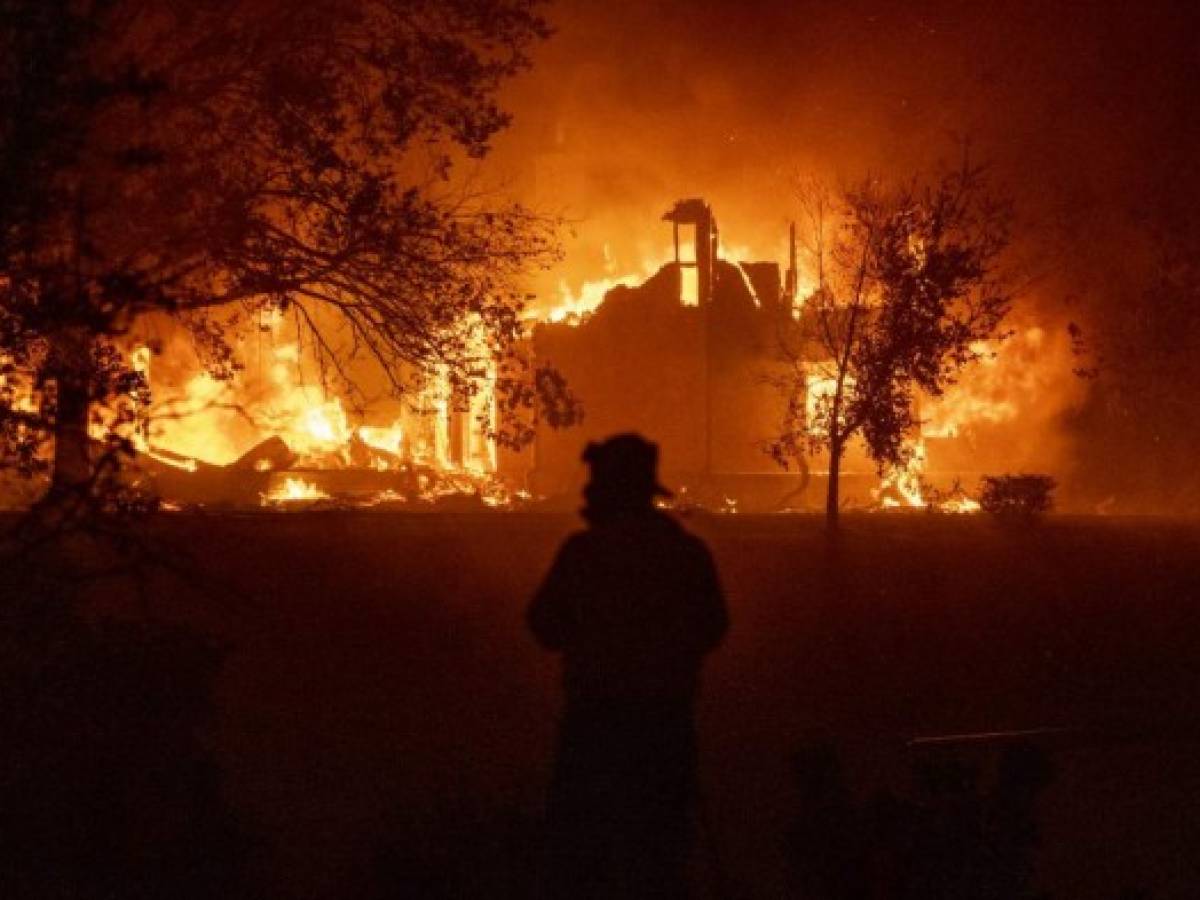 Miles de evacuados en California por avance de incendios forestales