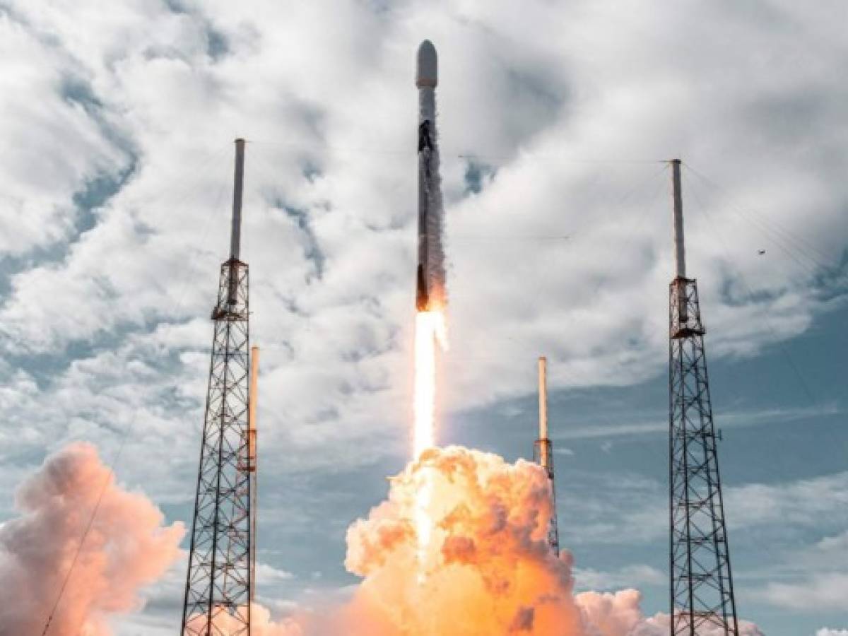 Cohete de SpaceX despliega una carga récord de satélites