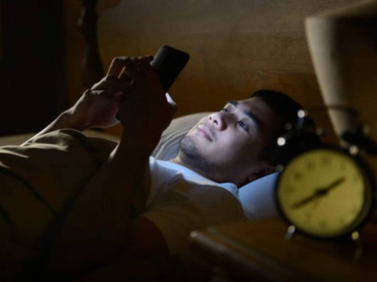 5 efectos para tu salud por usar tu celular antes de dormir