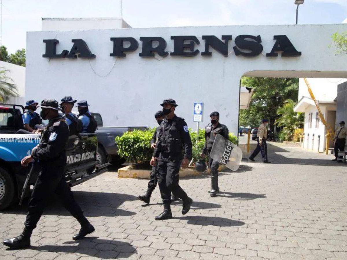 Periodistas y personal de diario La Prensa abandonan Nicaragua denunciando persecución