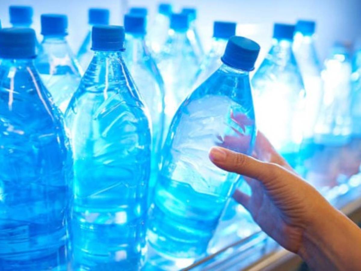 Descubren partículas de plástico en botellas de agua de 11 marcas