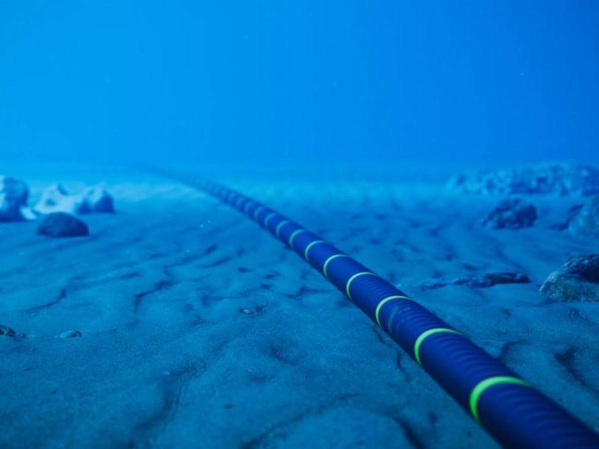 Completan instalación de cable de fibra óptica entre EEUU, Francia y Gran Bretaña