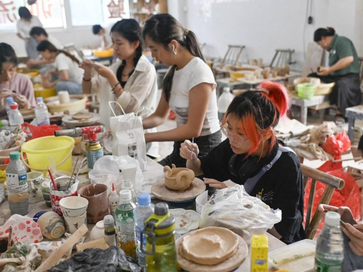 Jóvenes chinos están hartos del estrés laboral y se alejan de la ciudad