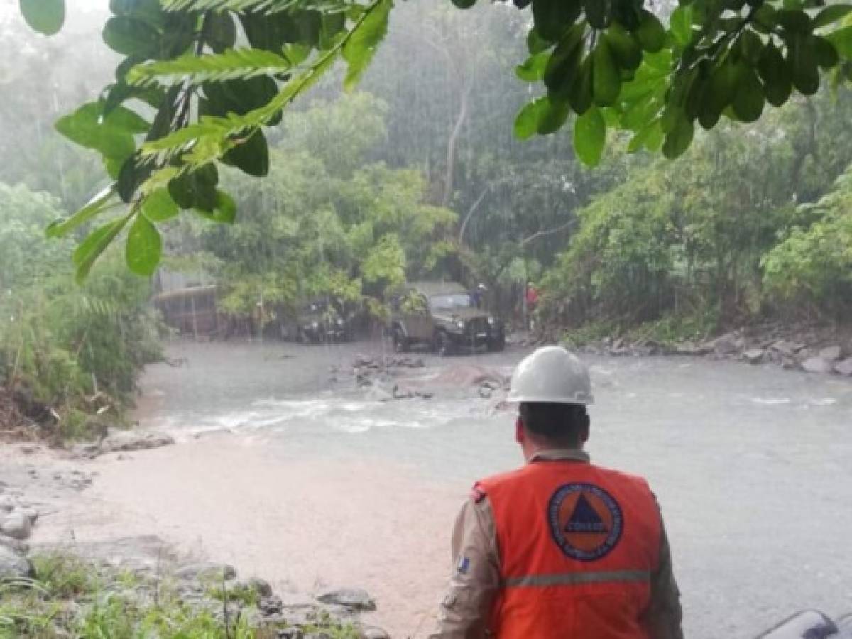 Guatemala: Rescatan a 41 turistas salvadoreños de autobús arrastrado por río