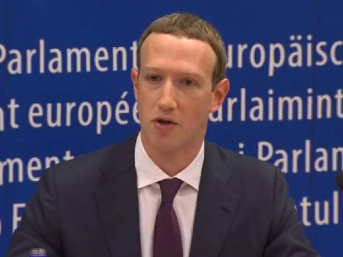 Fundador de Facebook pide perdón en Eurocámara por escándalo de datos personales