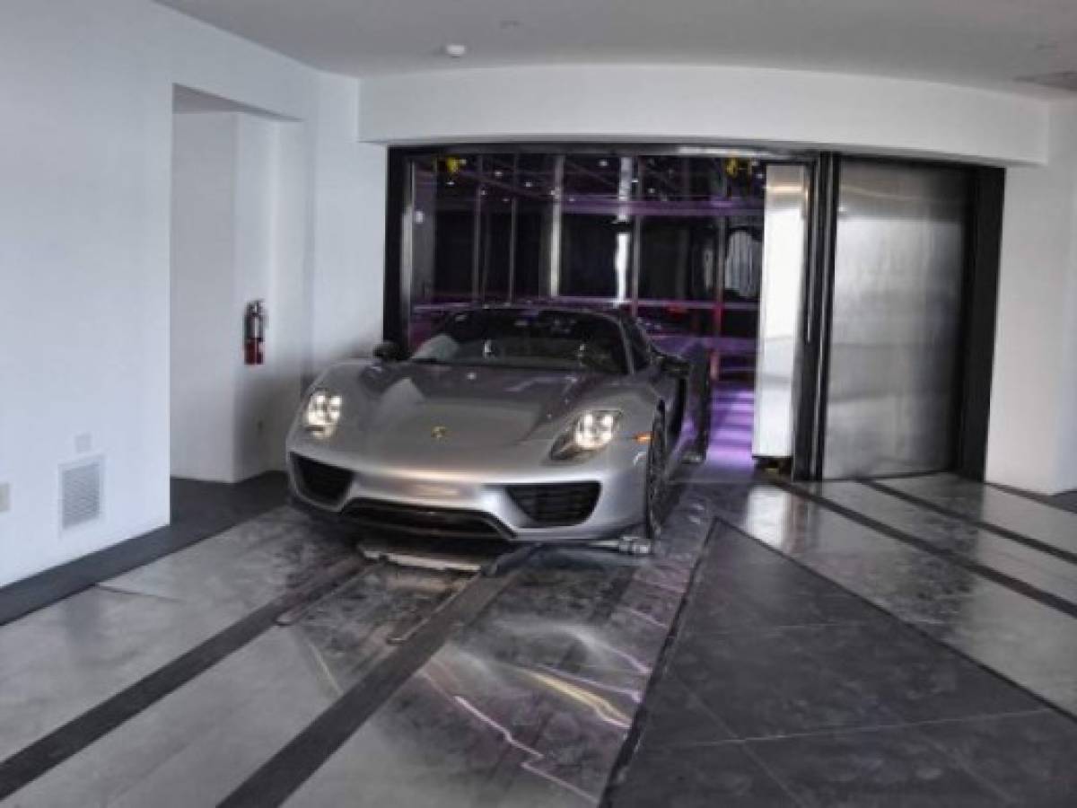 ¿Estacionar un Porsche en la sala? Sí, en la Porsche Design Tower en Miami