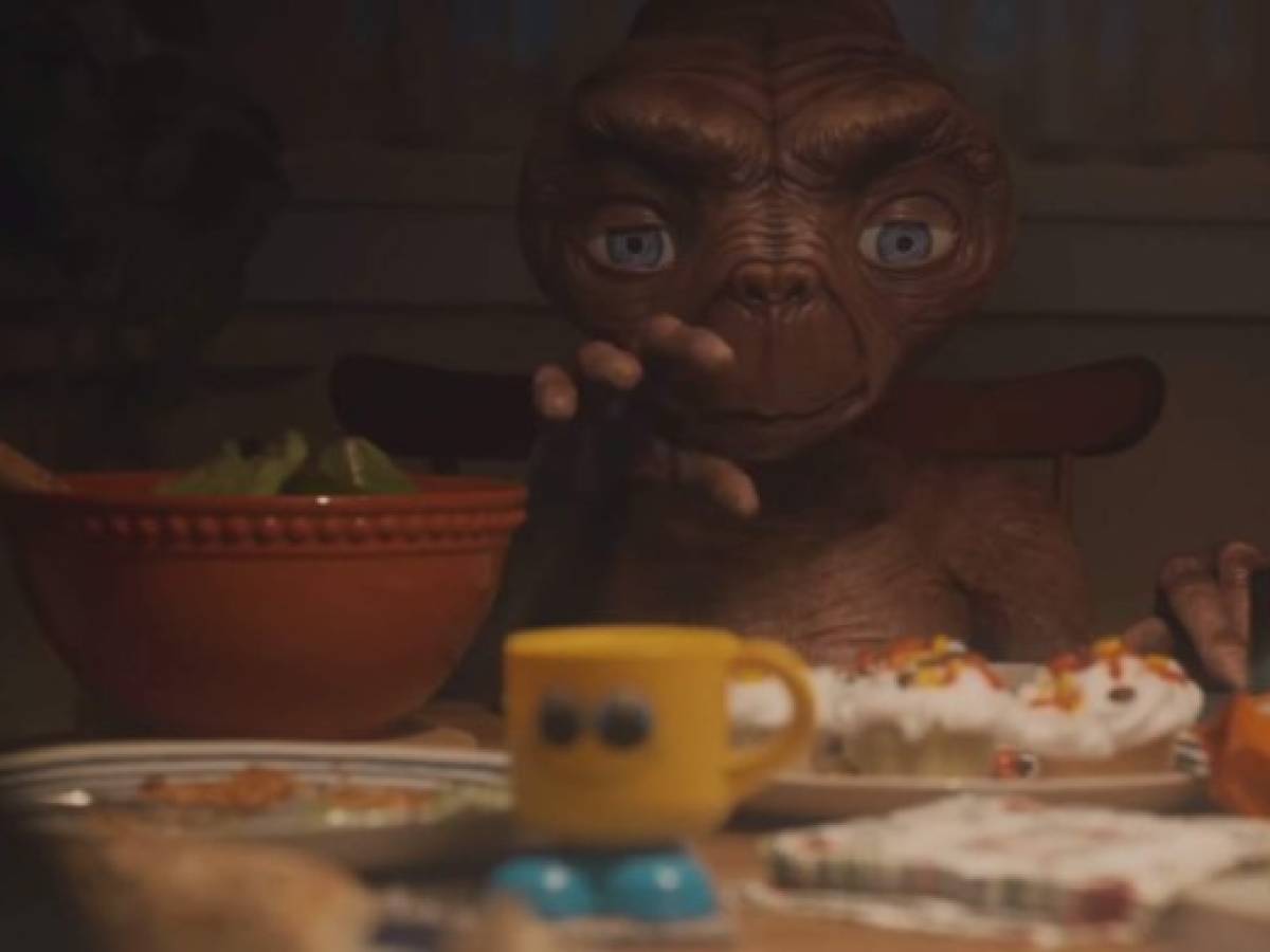 E.T. regresa a la Tierra y vive un entrañable reencuentro con Elliott