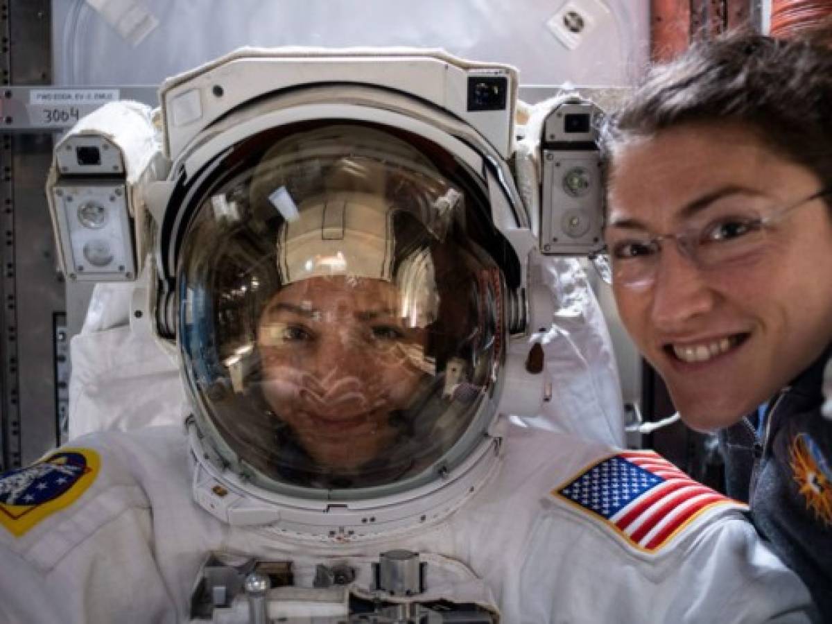 Mujeres de la primera caminata espacial femenina miran la Luna como siguiente objetivo