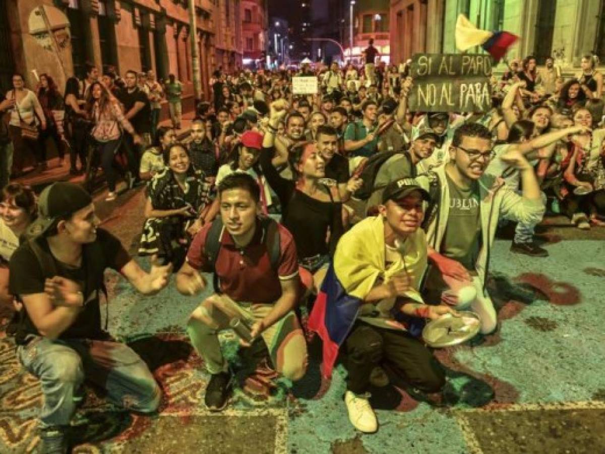 People march against the government of Colombian President Ivan Duque during a national strike, in Medellin, on November 27, 2019. - Protest leaders in Colombia called a new general strike for Wednesday after a meeting with President Ivan Duque made no progress towards ending deadly anti-government demonstrations now in their sixth consecutive day. (Photo by Joaquin SARMIENTO / AFP)